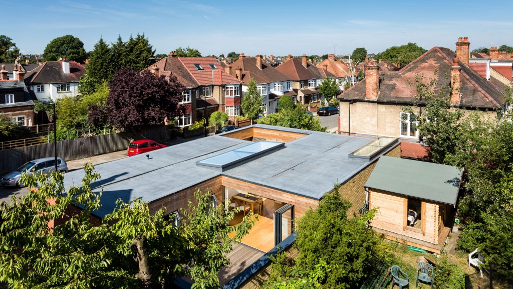 Fixed Rooflights Used to Maximise Daylight in Courtyard House